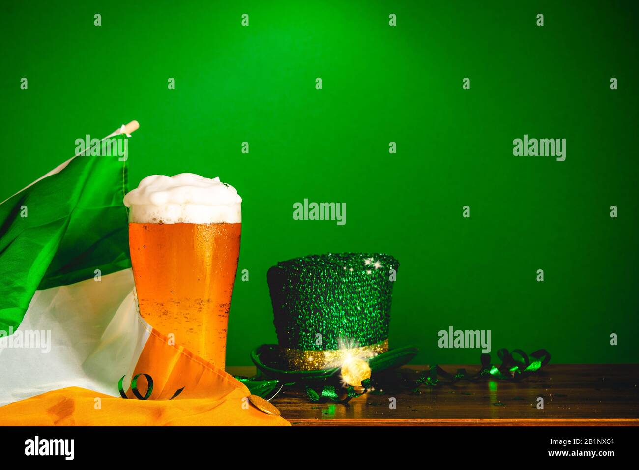 Fête de fête de la Saint-Patricks avec un verre de chapeau de leprechaun de bière, des pièces d'or et le drapeau irlandais sur un fond vert - vacances et ce Banque D'Images