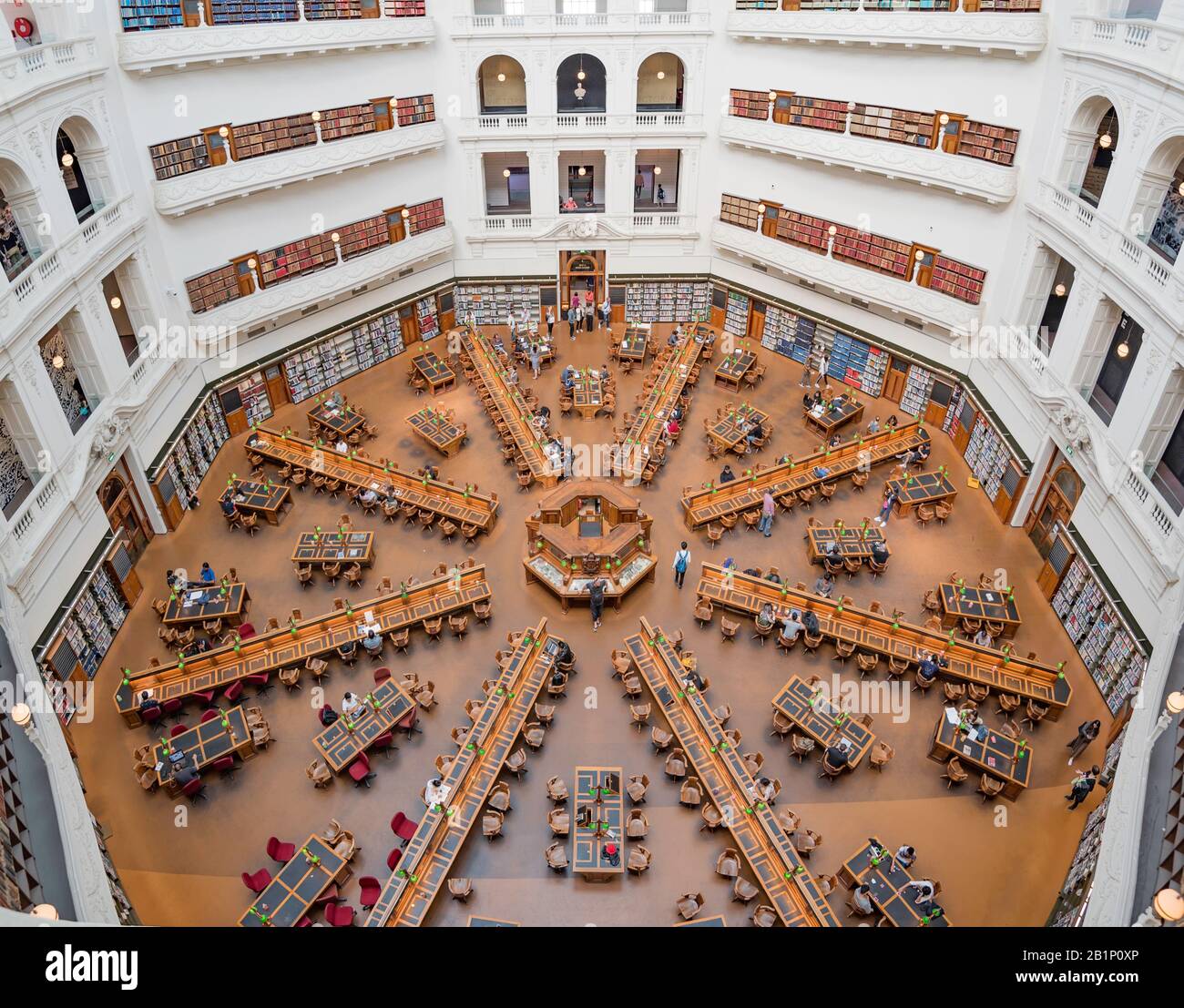 En partant du 6ème étage (en haut) sur les longs bureaux rayonnants de la salle de lecture la Trobe de la Bibliothèque nationale de Victoria à Melbourne, Aust Banque D'Images