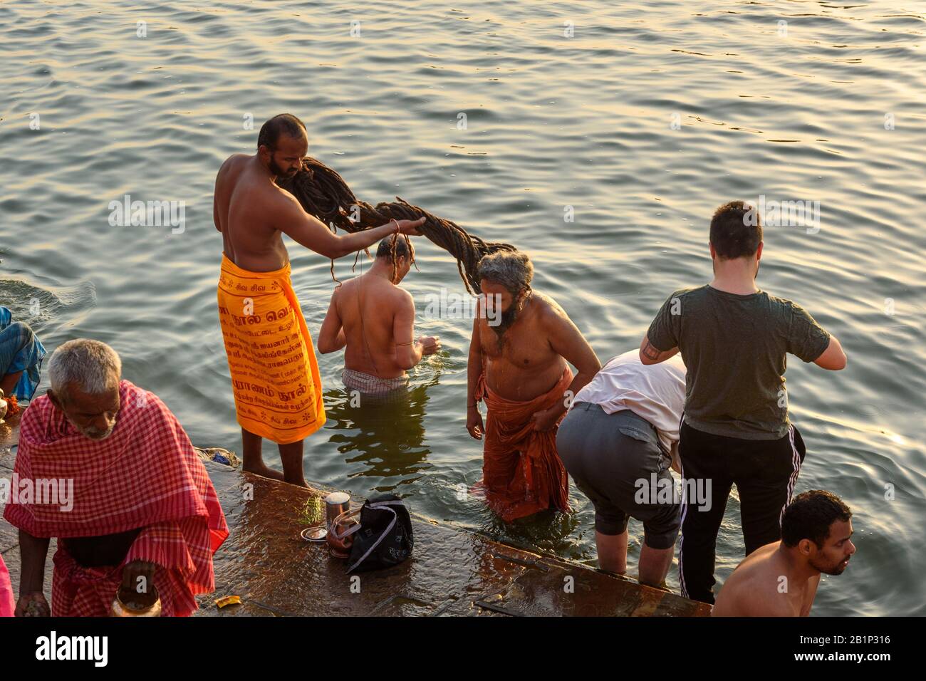 Les gens se baignent dans l'eau Sainte Ganga rivière le matin. Varanasi. Inde Banque D'Images