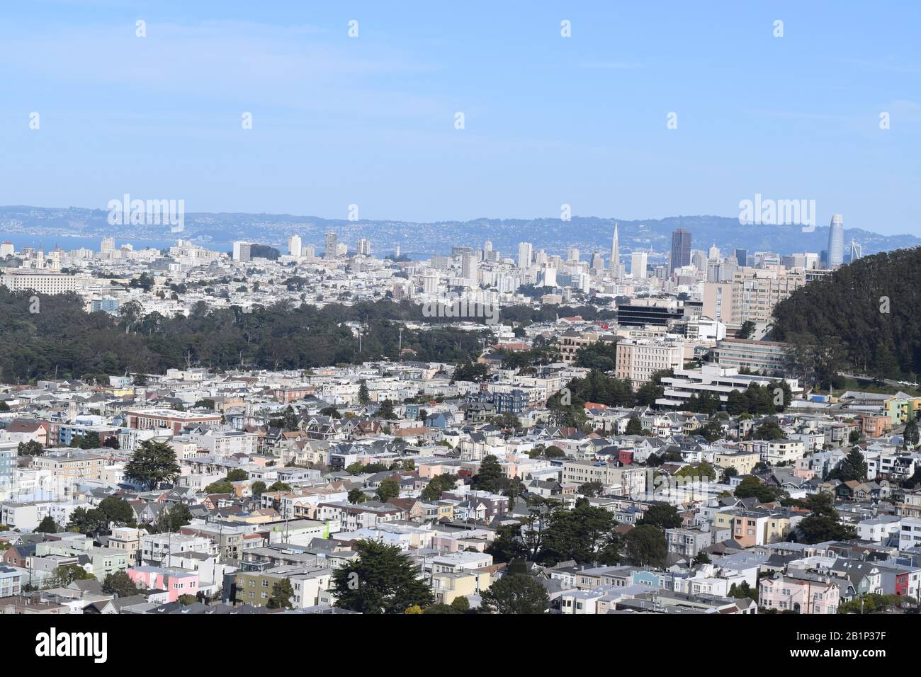 Vue sur le quartier extérieur de Richmond à San Francisco, Californie. Le centre-ville et le quartier financier sont visibles en arrière-plan. Banque D'Images