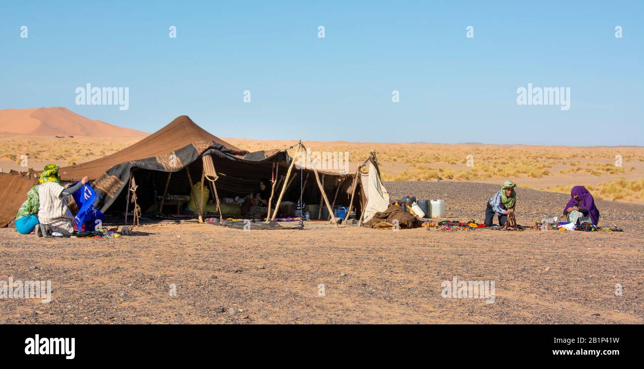 Excursion touristique dans le camp de tentés au Sahara rigueurs, promenades à dos de chameau, visites locales, coucher de soleil et lever de soleil, repas et plus encore Banque D'Images