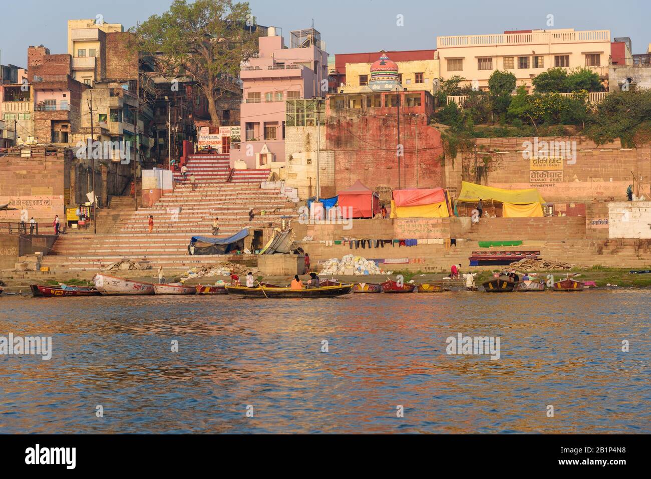 Vue sur Chauki Ghat sur la rivière Ganges depuis le bateau à Viranasi. Inde Banque D'Images