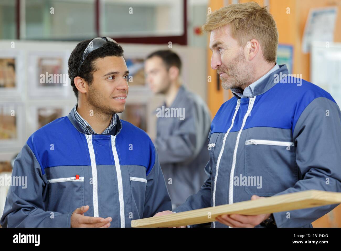 deux artisans font de la nouvelle guitare dans leur atelier Banque D'Images