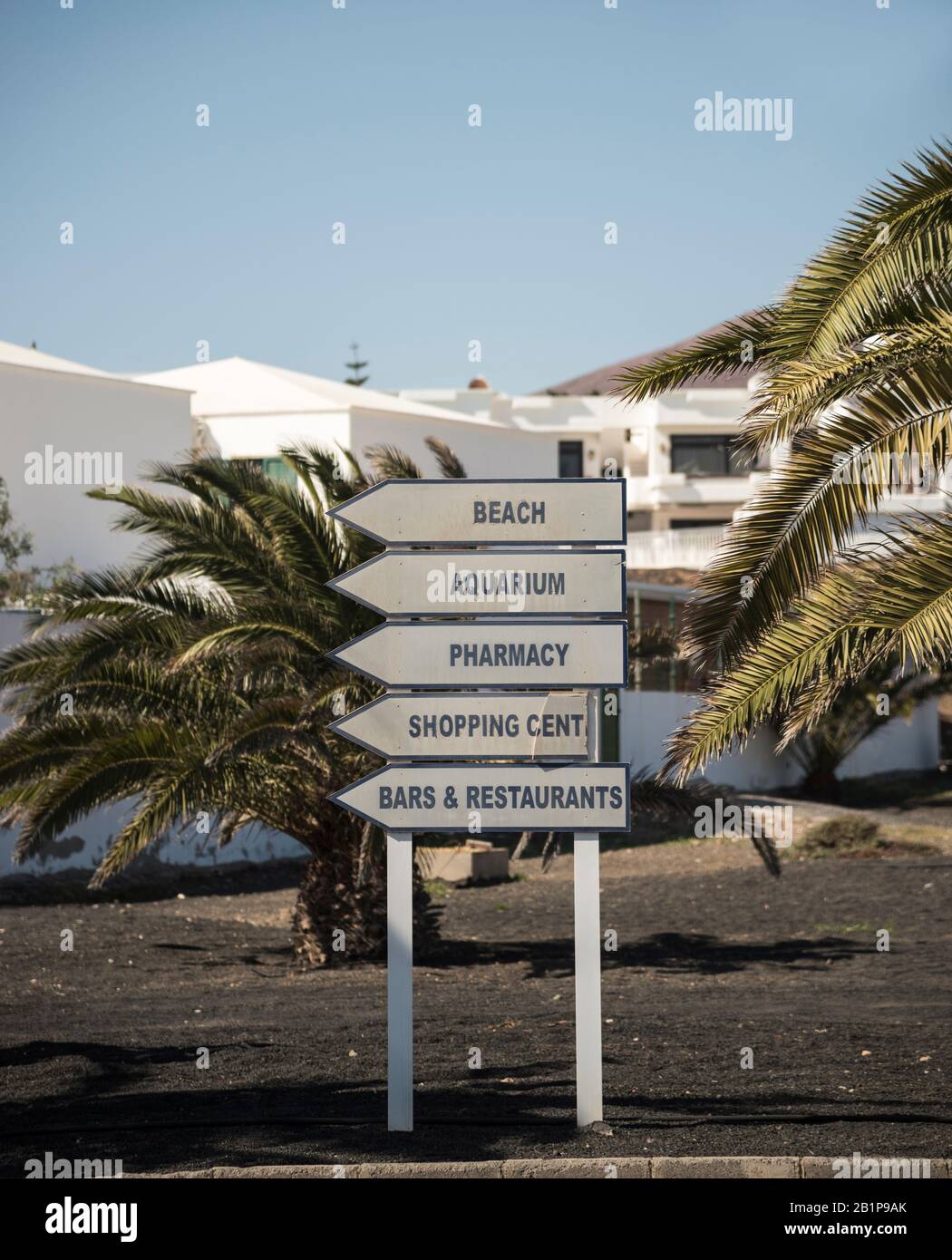 Panneaux de direction de rue le long de la route situé à Lanzarote Espagne Banque D'Images