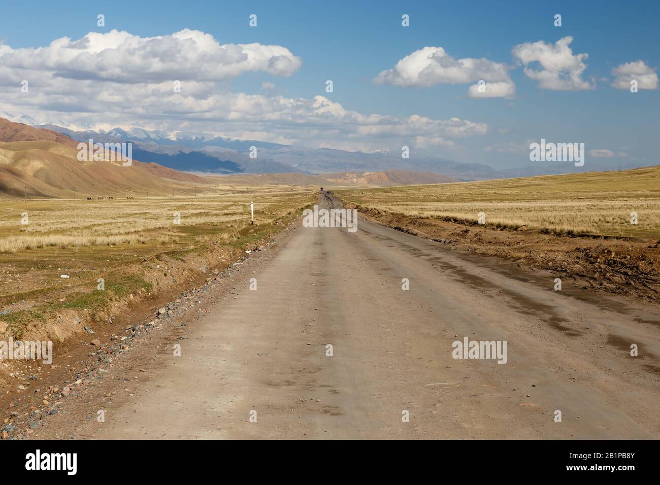 Une autoroute 367, en passant dans la région de Naryn, au Kirghizstan, près du village du district d'Uzunbulak Kochkor, route de montagne Banque D'Images