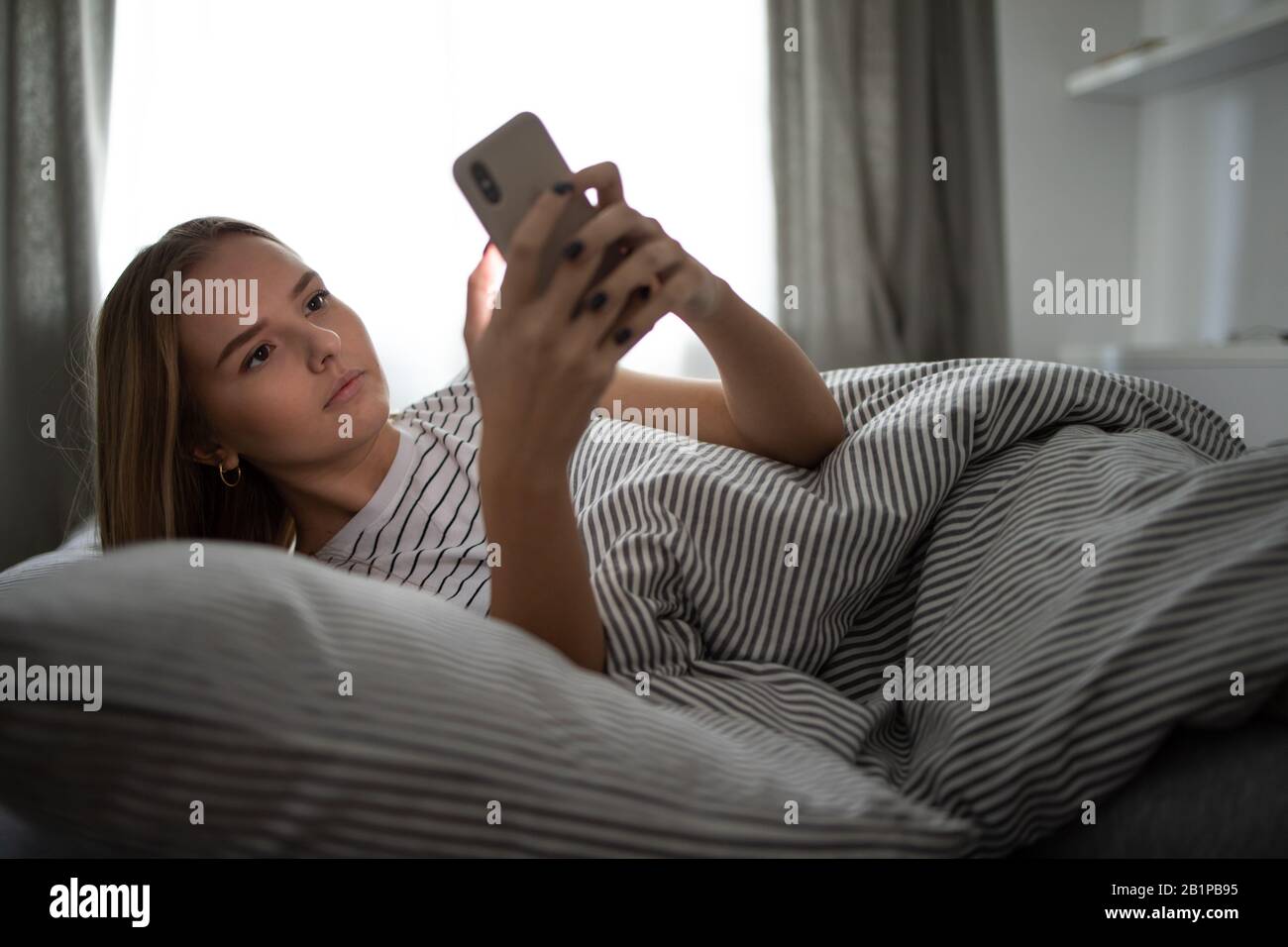 Jolie, jeune femme dormant dans son lit avec son téléphone portable près  d'elle. Smartphone dans Bed Mobile / smartphone Addiction concept Photo  Stock - Alamy