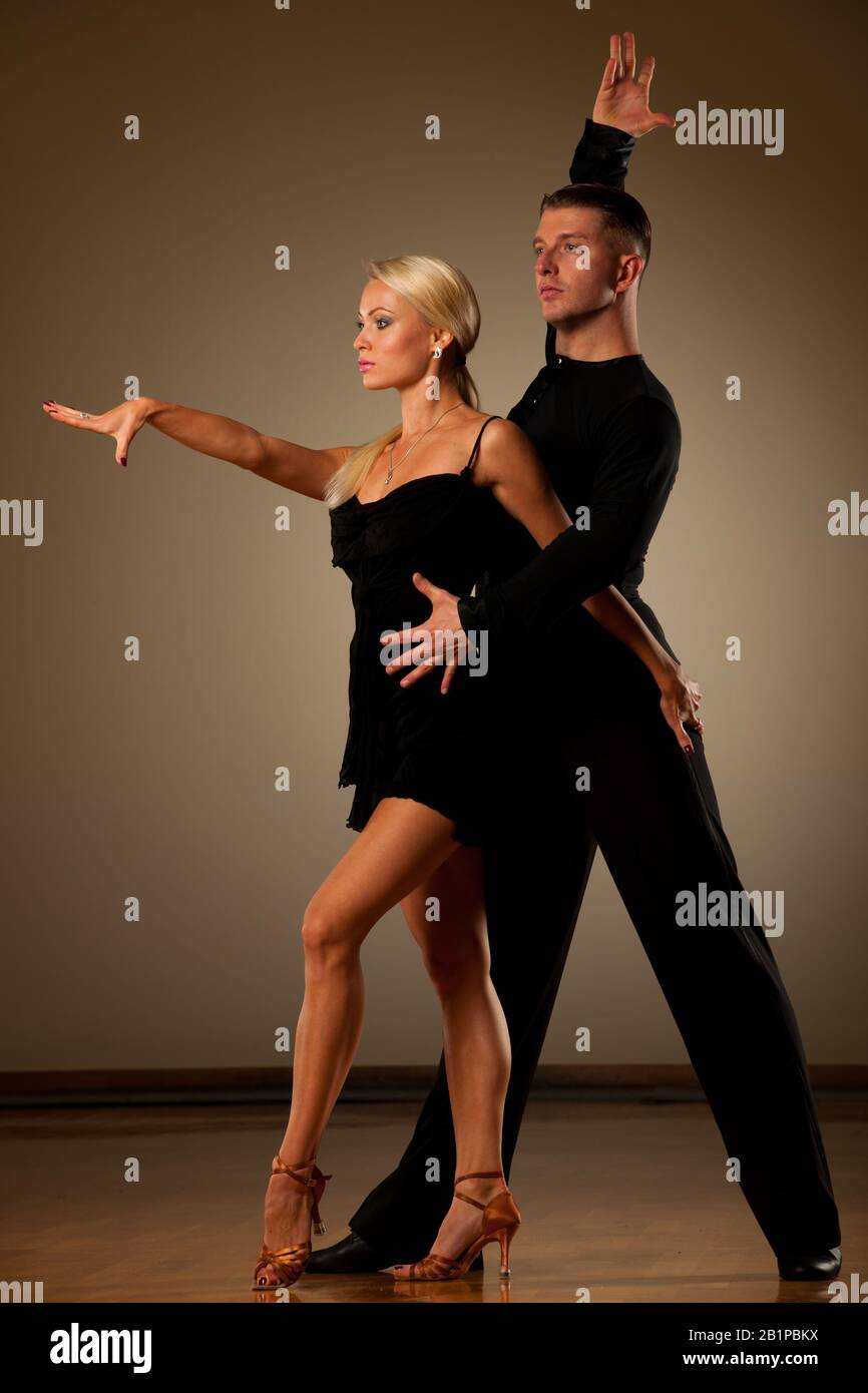 Magnifique couple de salle de bal qui préforme leur danse d'exposition de pasonate Banque D'Images