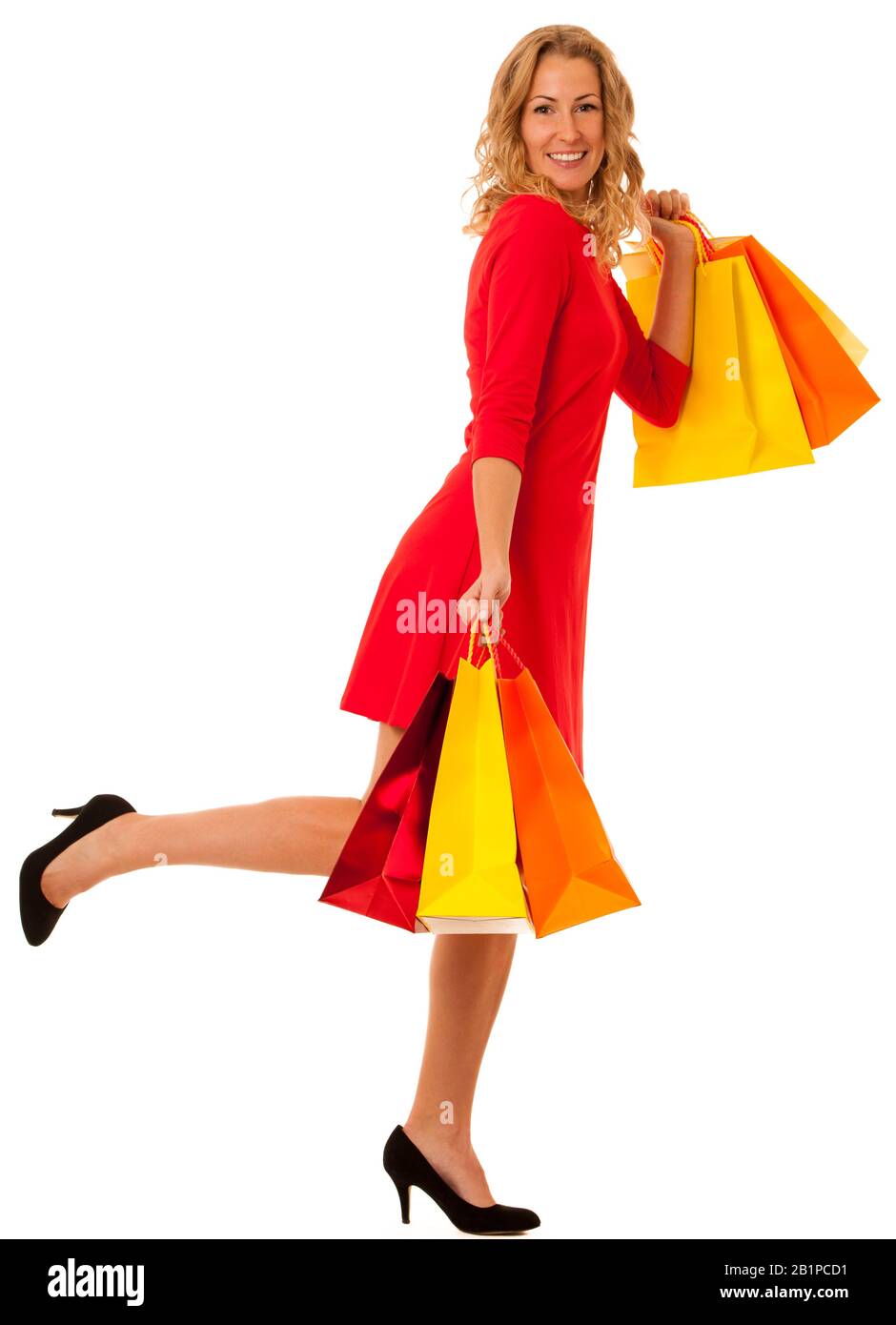 Cutwe brunette femme avec des cheveux brun frisé tenant des sacs de shopping isolés sur blanc Banque D'Images