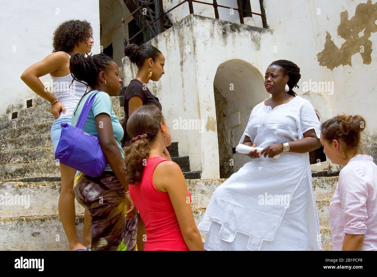 Professeur d'université et étudiants en tournée au château d'Elmina en regardant les anciens quartiers d'esclaves, Ghana Banque D'Images