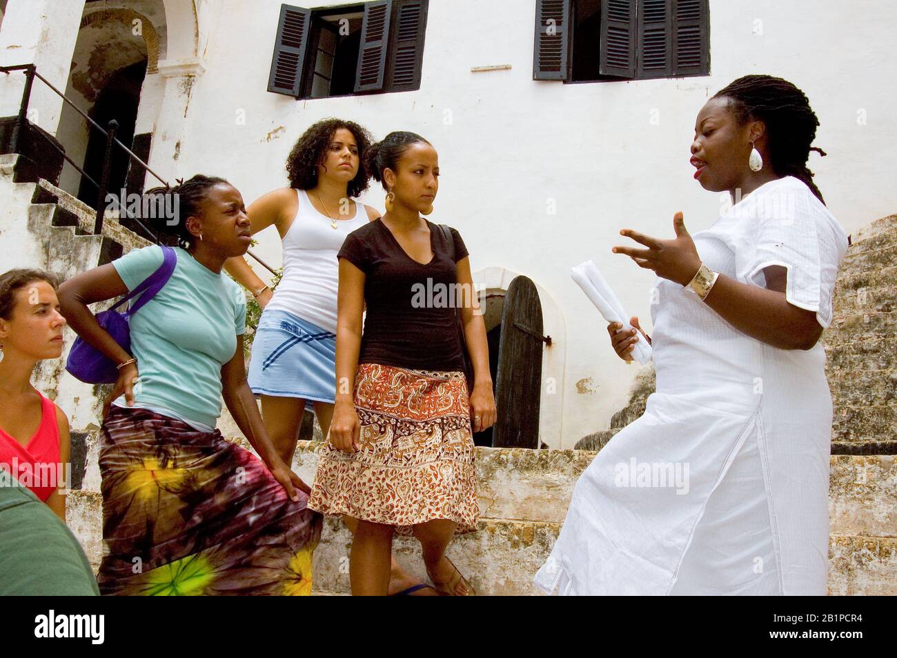 Professeur d'université et étudiants en tournée au château d'Elmina en regardant les anciens quartiers d'esclaves, Ghana Banque D'Images