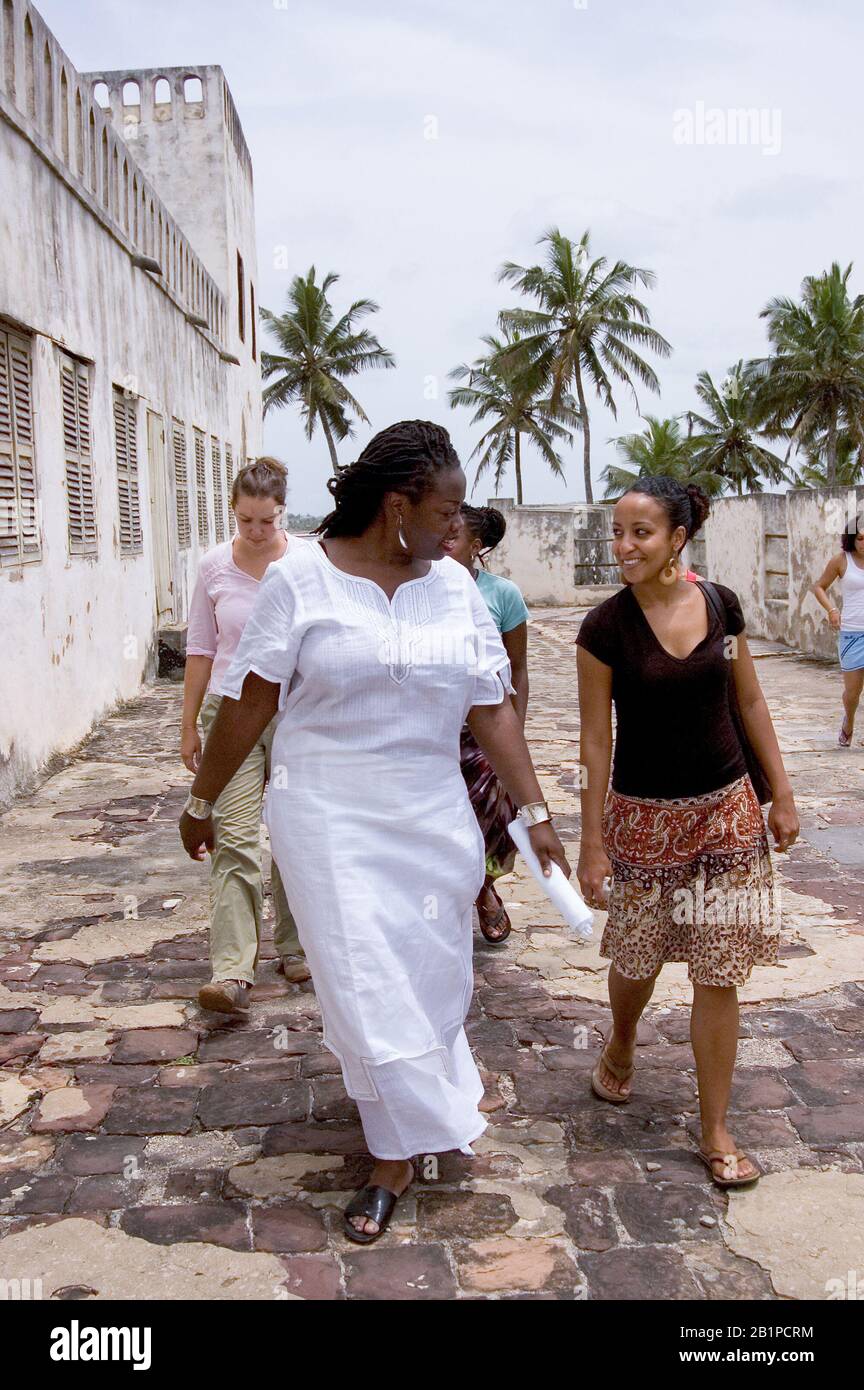 Professeur d'université et étudiants en tournée au château d'Elmina en regardant les anciens quartiers d'esclaves, Ghana Banque D'Images