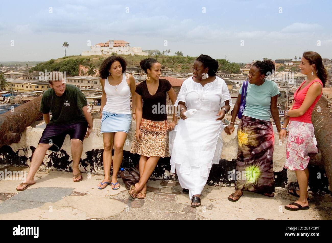 Professeur d'université et étudiants en tournée au château d'Elmina en regardant les anciens quartiers d'esclaves, Ghana Banque D'Images
