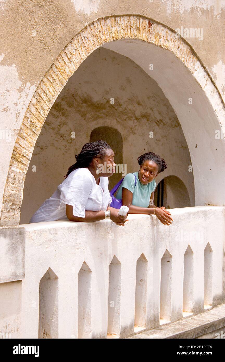 Professeur d'université et étudiants en tournée au château d'Elmina en regardant les anciens quartiers d'esclaves, Ghana Banque D'Images