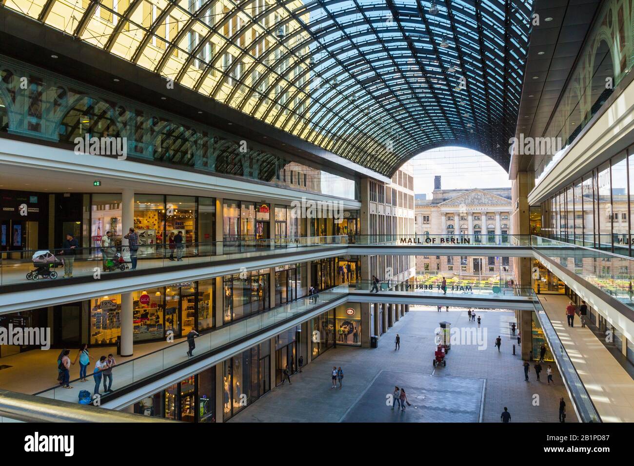 Le centre commercial LP12 de Berlin, centre commercial de Berlin, Allemagne. Belle architecture en pierre et en verre. Leipziger platz, juillet 2017. Endroit couvert. Banque D'Images Le centre commercial LP12 de Berlin, centre commercial de Berlin, Allemagne. Belle architecture en pierre et en verre. Leipziger platz, juillet 2017. Endroit couvert. Banque D'Images