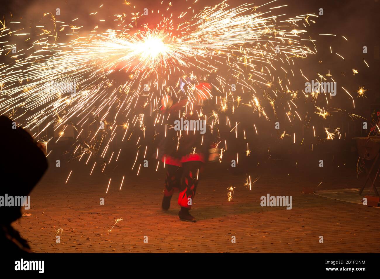 Danse, feu et diables, folklore et festival méditerranéen dans lequel le feu est le protagoniste; fin du carnaval. Fête dans laquelle le diable avec le feu wal Banque D'Images