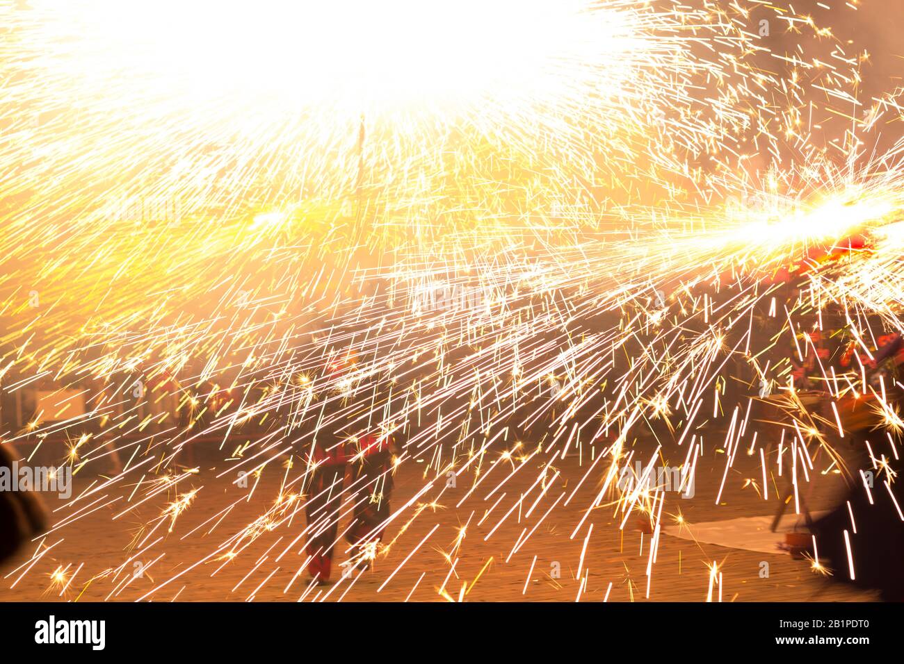 Danse, feu et diables, folklore et festival méditerranéen dans lequel le feu est le protagoniste; fin du carnaval. Fête dans laquelle le diable avec le feu wal Banque D'Images