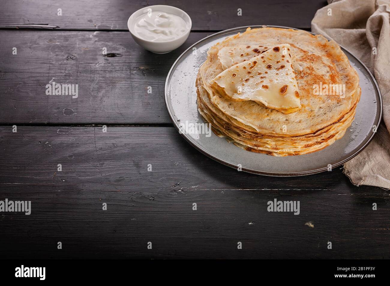 Une pile de crêpes sur une plaque. Vacances nationales slaves Maslenitsa. Espace de copie Banque D'Images