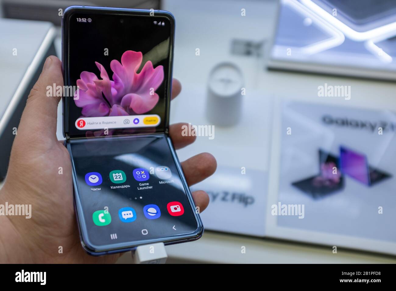 Telephone A Clapet Samsung Banque D Image Et Photos Alamy Telephone A Clapet Samsung Banque D Image Et Photos Alamy