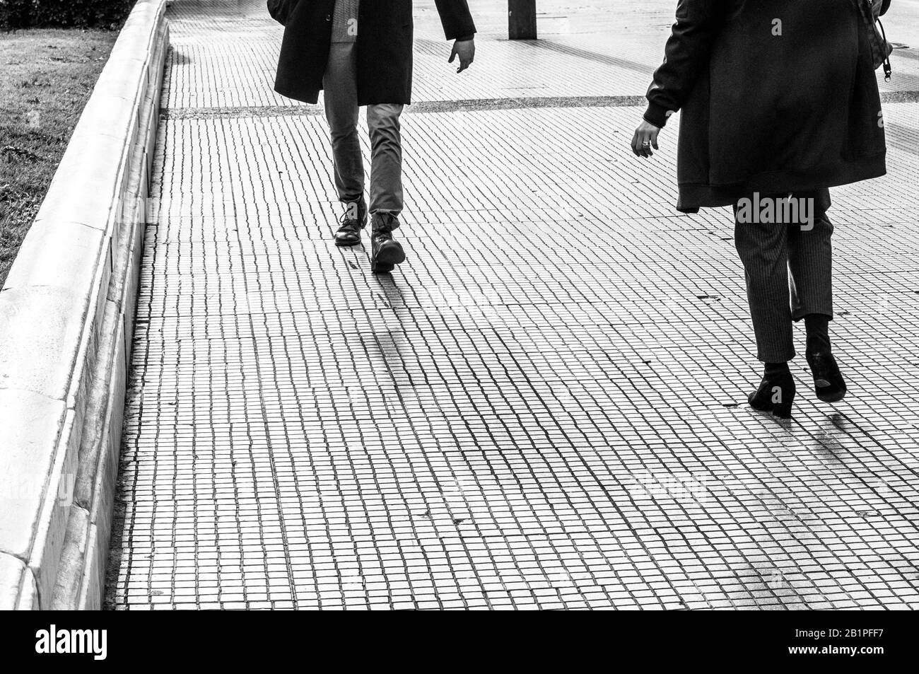 Les gens marchant sur le trottoir, noir et blanc scène urbaine de la vie photo. Banque D'Images