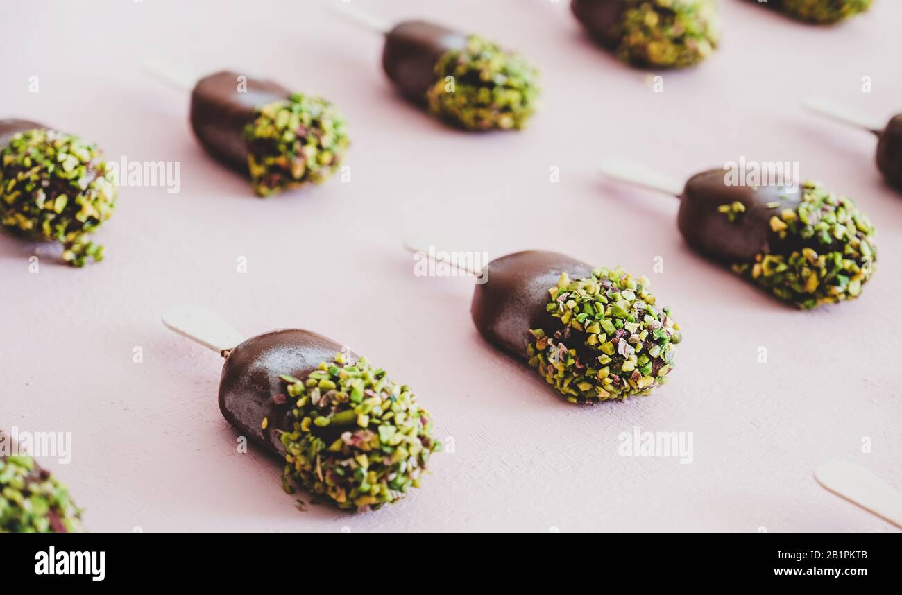 Des glaces au chocolat avec glaçage au pistache, gros plan Banque D'Images
