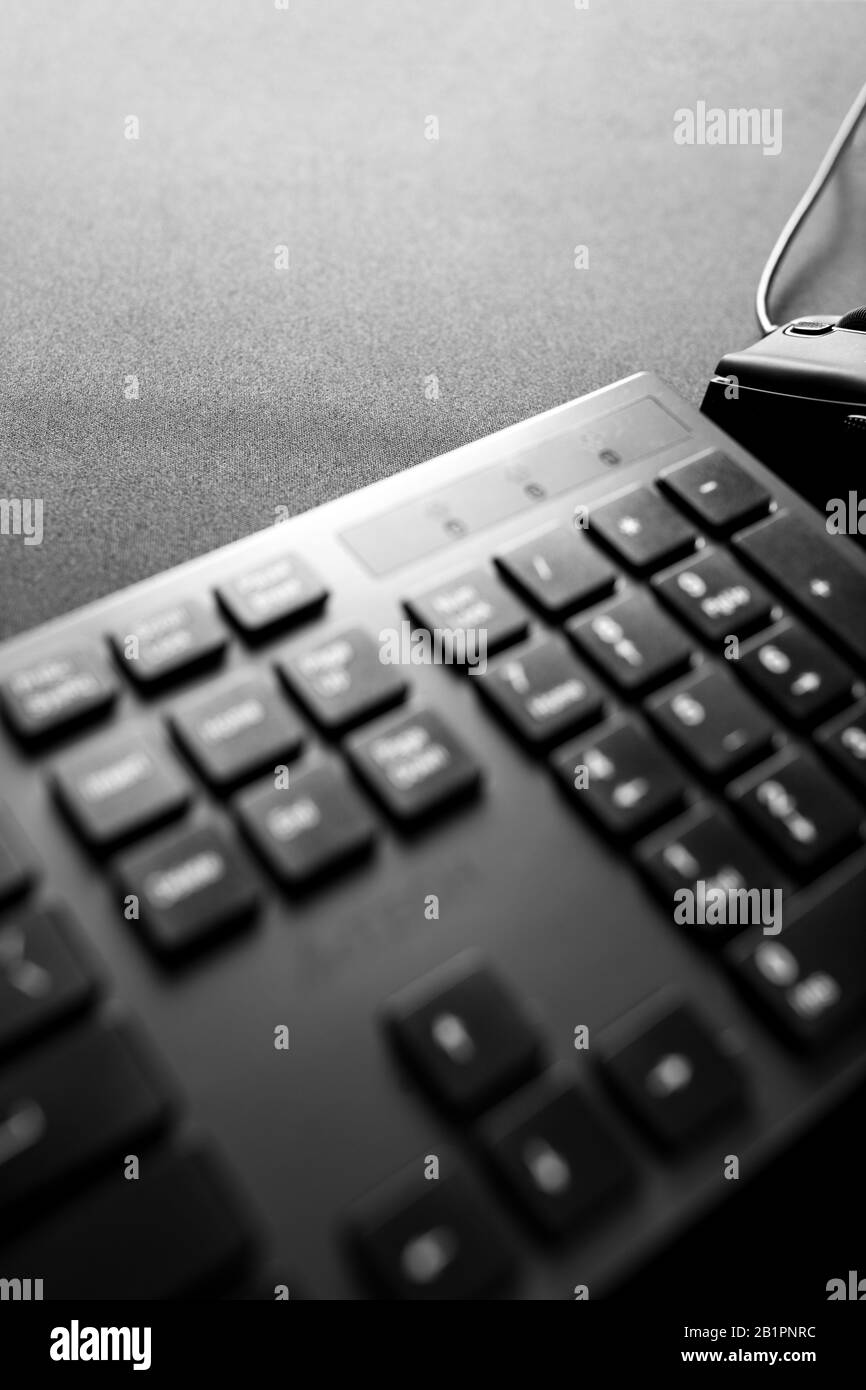 Souris et clavier de jeu sur tapis de souris noir avec espace de copie. Banque D'Images