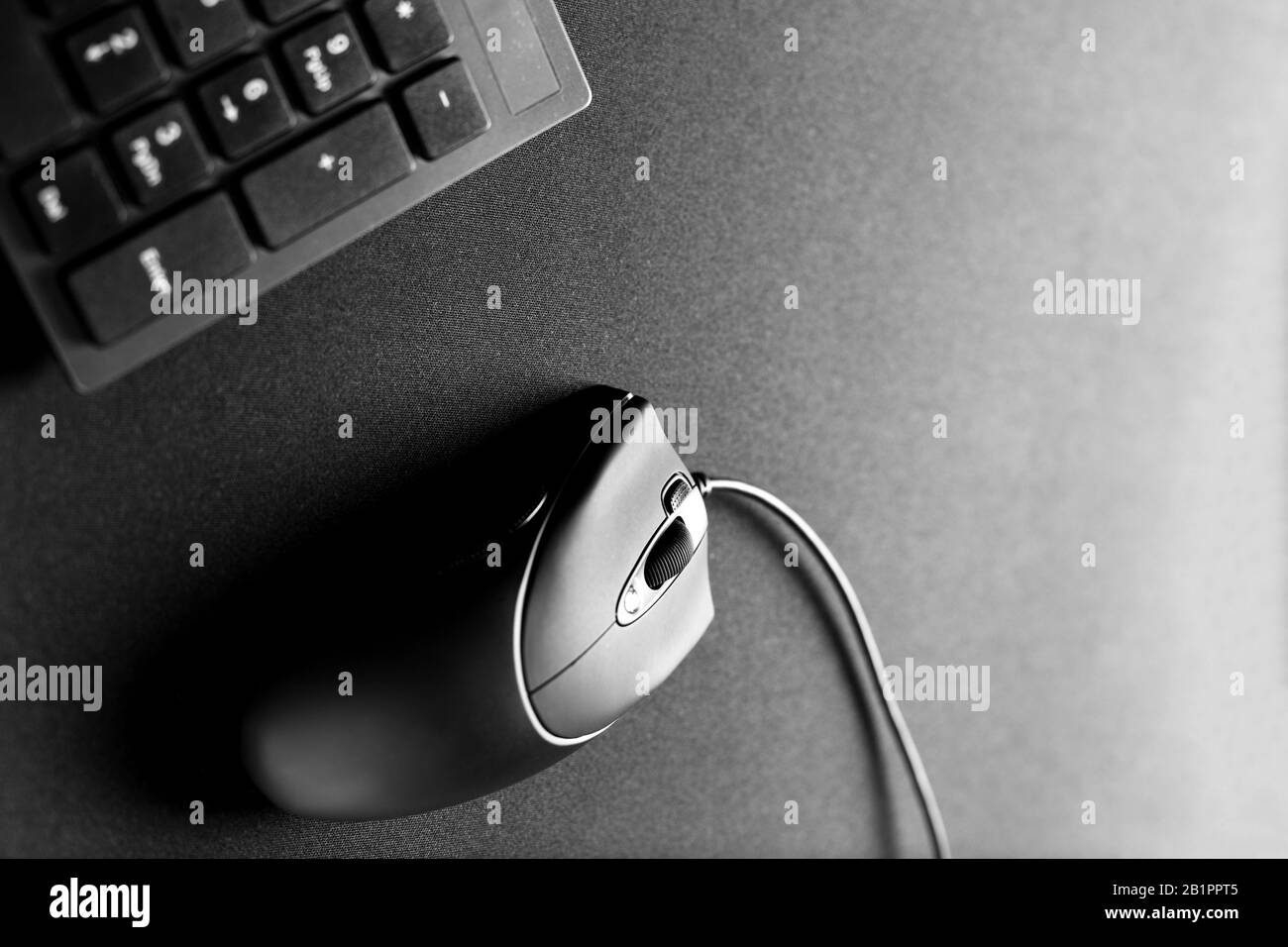 Souris et clavier de jeu sur tapis noir. Souris et clavier avec espace de copie. Banque D'Images