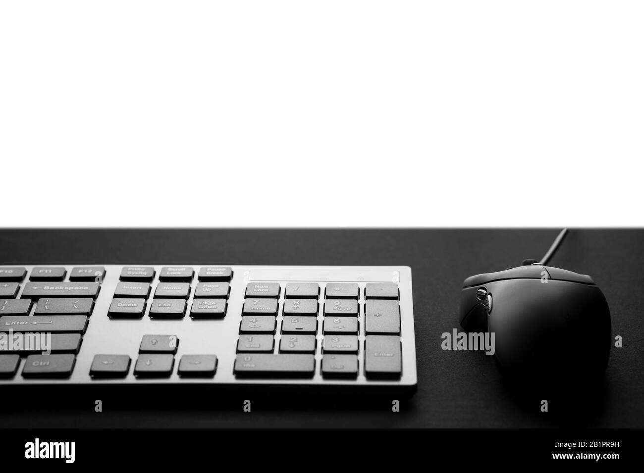 Clavier noir avec souris devant le moniteur. Souris et clavier de jeu avec  espace de copie Photo Stock - Alamy