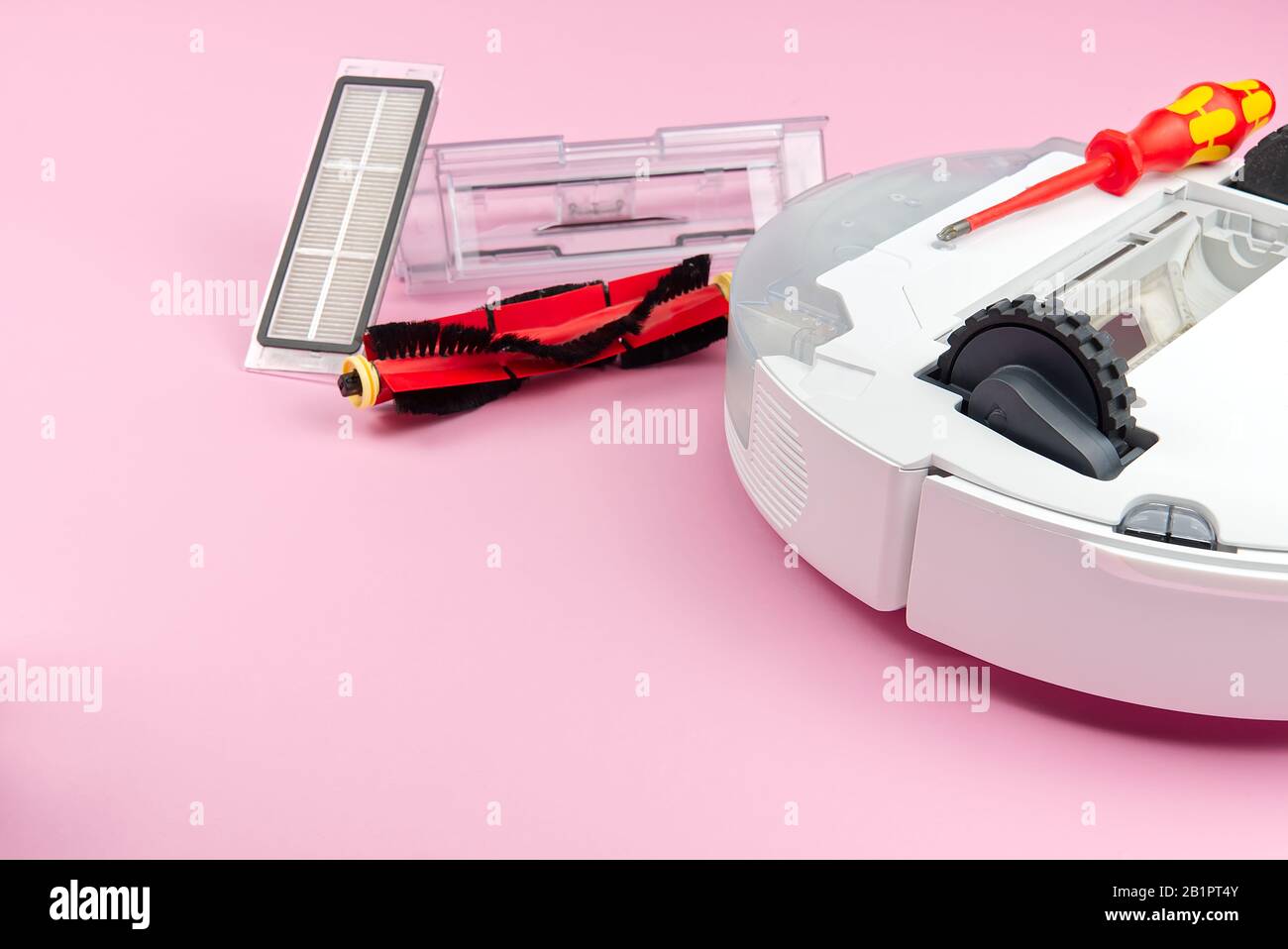 aspirateur-robot blanc. Concept de réparation de robot-aspirateur sur fond  rose. Robot technologique Photo Stock - Alamy