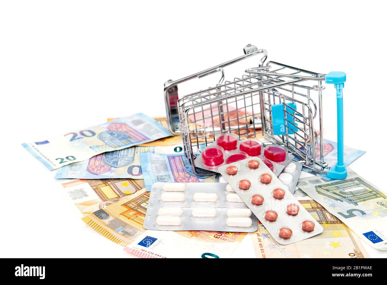 Panier isolé rempli de médicaments avec pilules et capsules et billets en euros. Argent . concept de coût de médicament Banque D'Images