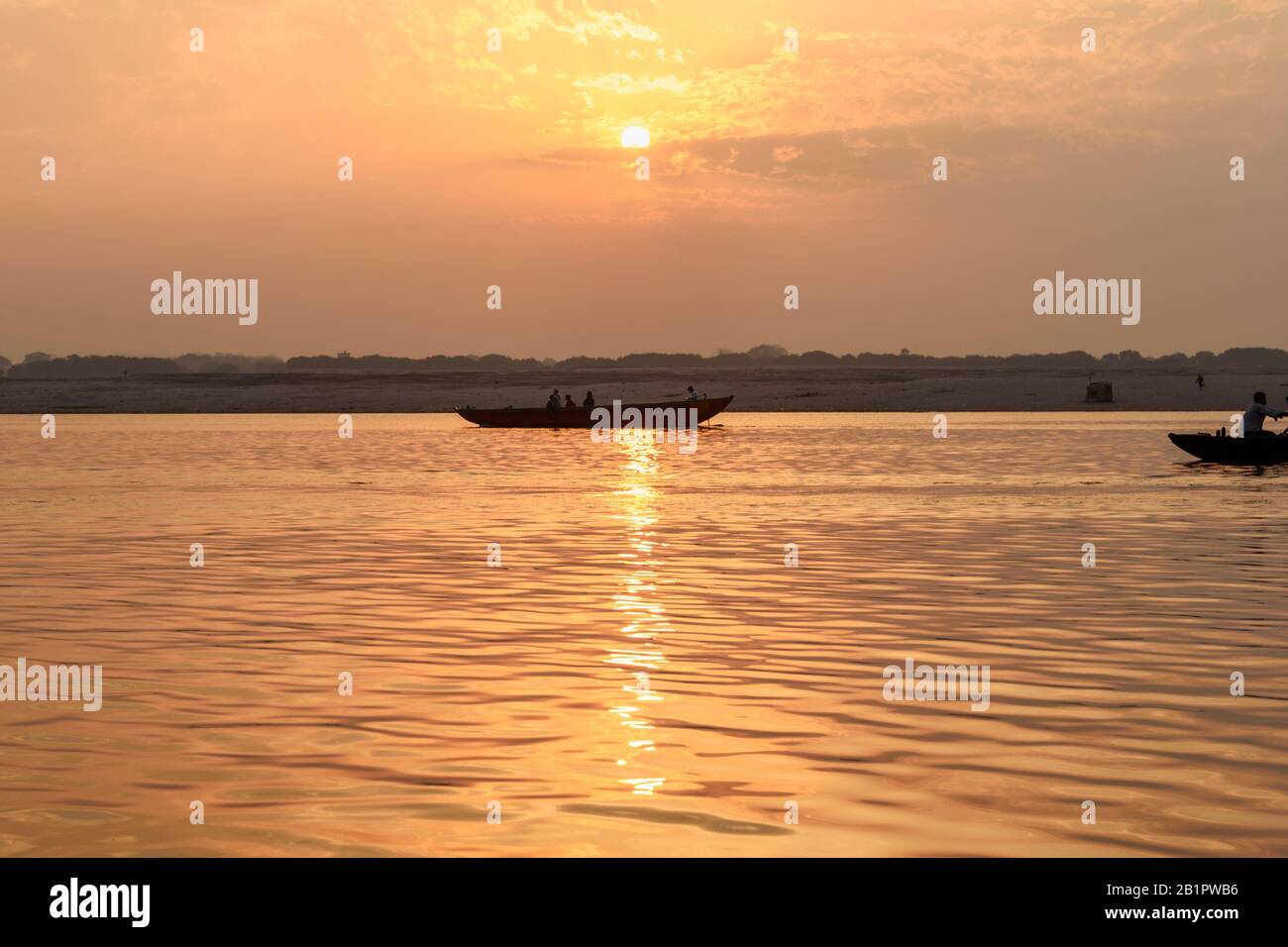 Bateaux sur la rivière Ganga au lever du soleil. Varanasi. Inde Banque D'Images