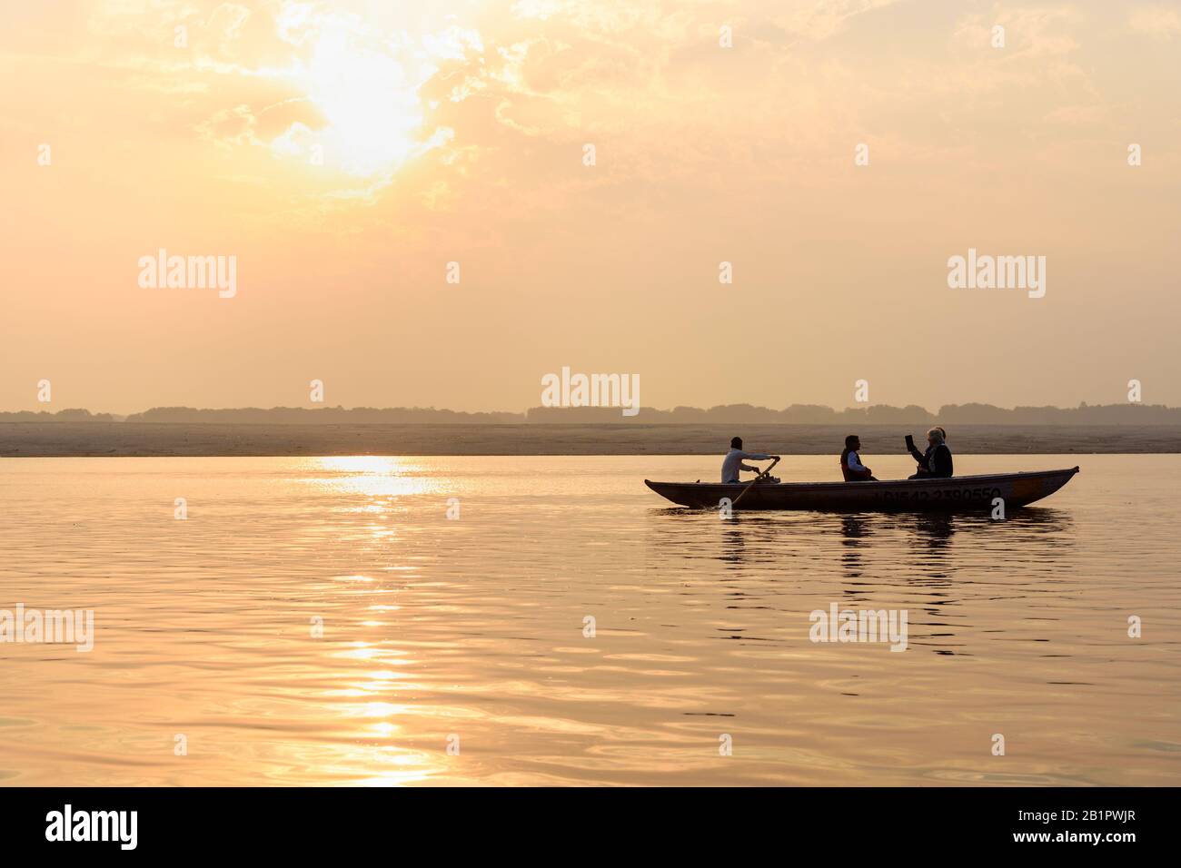 Bateau sur la rivière Ganga au lever du soleil. Varanasi. Inde Banque D'Images