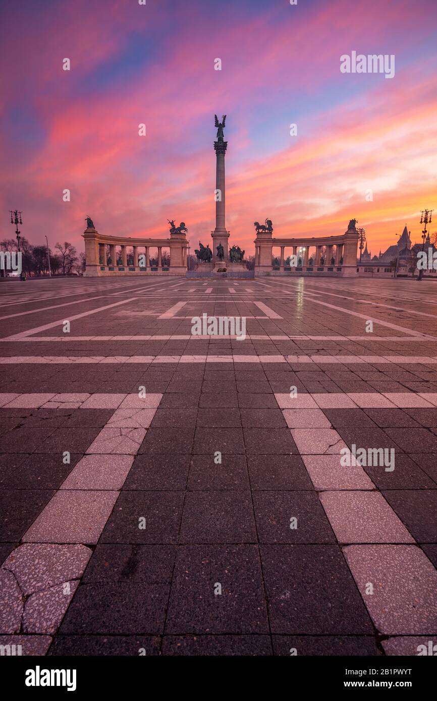 Budapest, Hongrie. Image cityscape de la place des Héros avec le monument du Millénaire, Budapest, Hongrie au beau lever du soleil. Banque D'Images