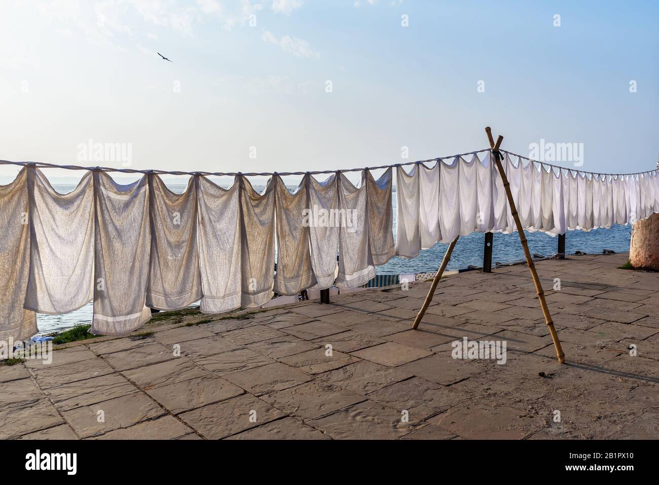 Séchage de linge sur corde sur Ghat en journée ensoleillée . Varanasi. Inde Banque D'Images