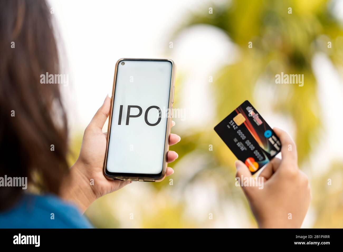 IPO pour les cartes SBI et les services de paiement contexte. Une femme indienne tient la carte de crédit de la State Bank Of India pour Sa prochaine Offre publique initiale Banque D'Images