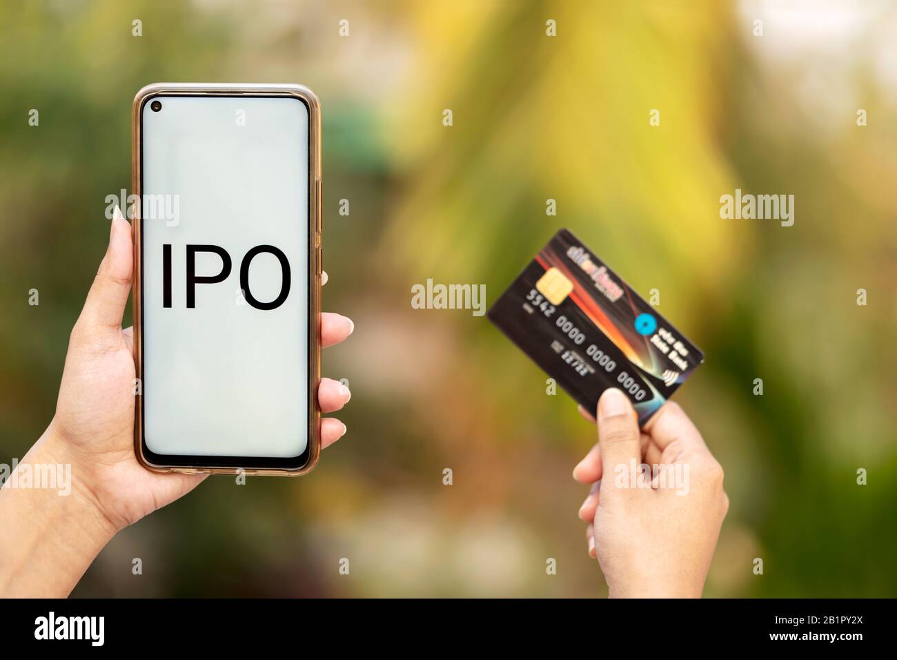 Informations de l'OSMŒ Cards & Payments Services IPO. Une femme indienne tient la carte de guichet automatique de la State Bank Of India pour Sa prochaine Offre publique initiale. Banque D'Images