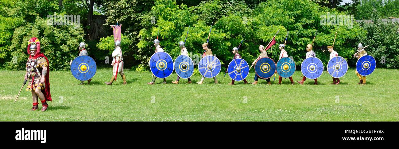 Réacteurs du groupe Gentes Danubii marching-in au festival romain de Carnuntum, Autriche Banque D'Images