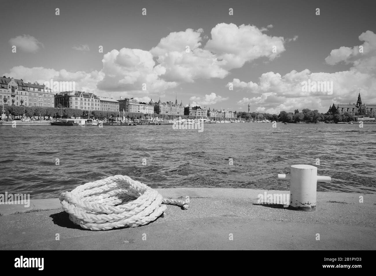 Stockholm, Suède. Strandvagen partie de la capitale avec Djurgarden visible sur la droite. Noir et blanc - style rétro monochrome. Banque D'Images