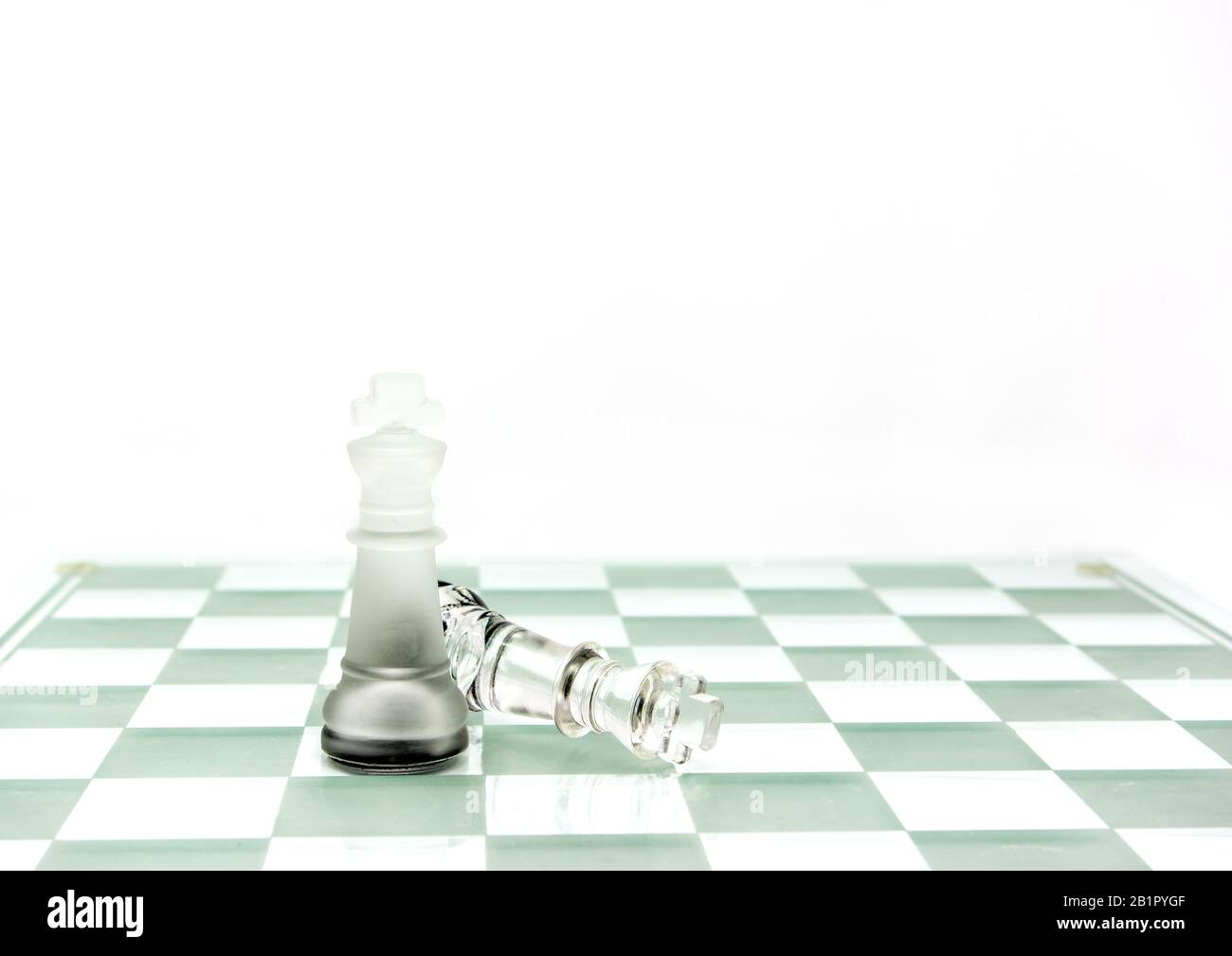 Deux pièces d'échecs King sur un plateau en vert Banque D'Images