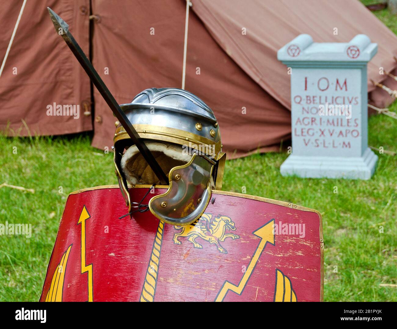 Casque, bouclier et brochet d'un soldat romain, Legio XV Apollinaris Autriche, lors du festival romain 2014 de Carnuntum, Autriche Banque D'Images