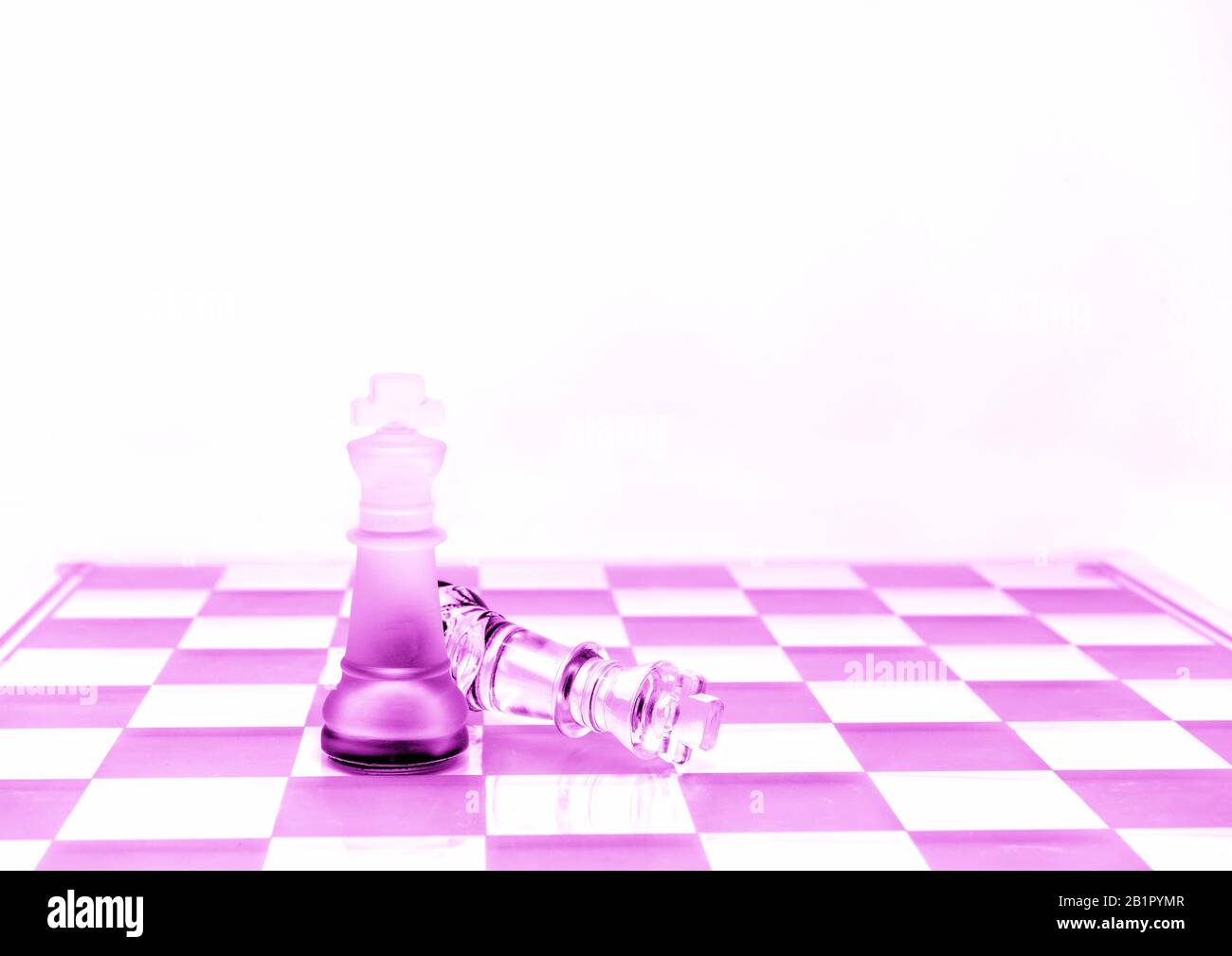 Deux pièces d'échecs King sur un plateau en rose Banque D'Images