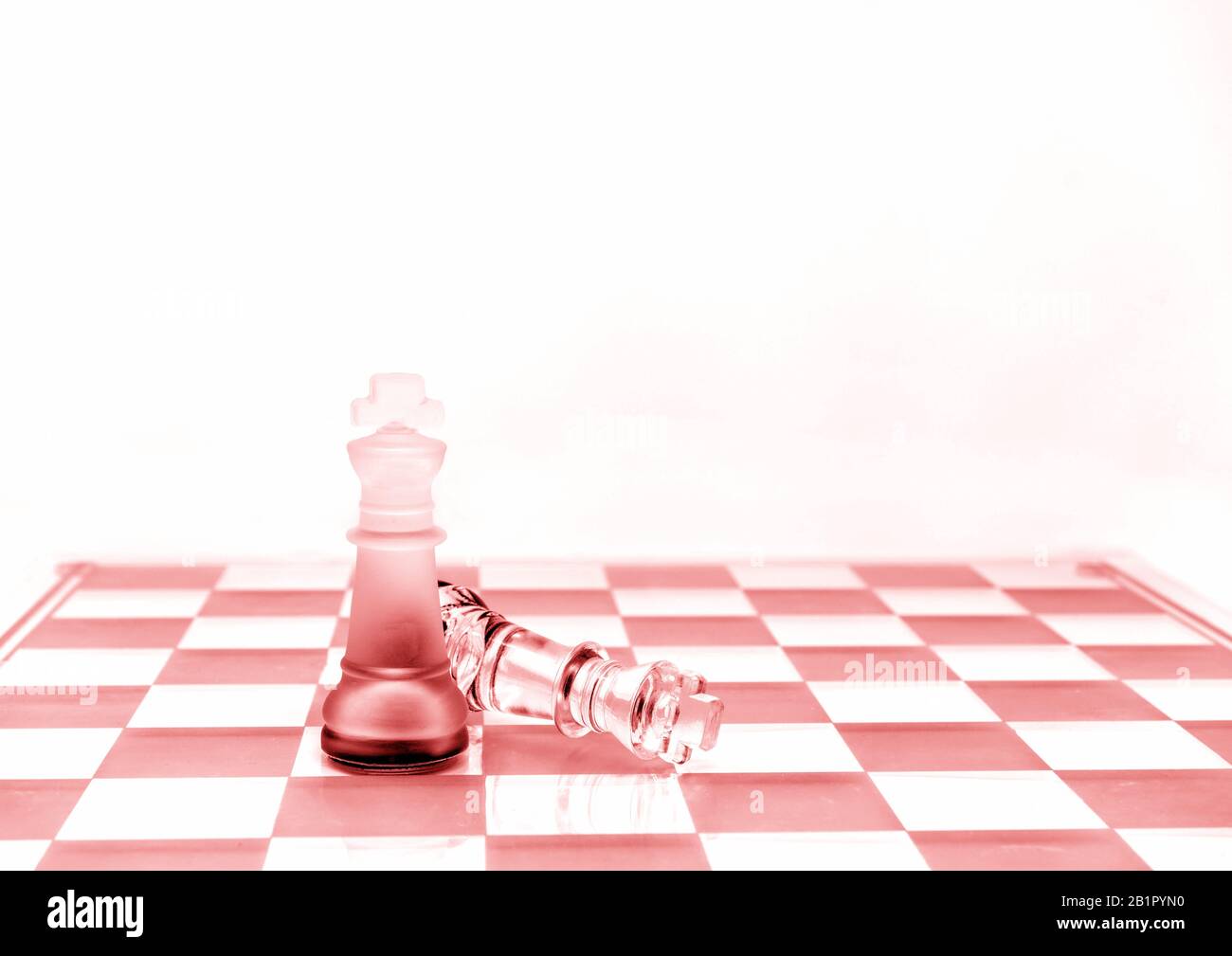 Deux pièces d'échecs King sur un plateau en rouge Banque D'Images