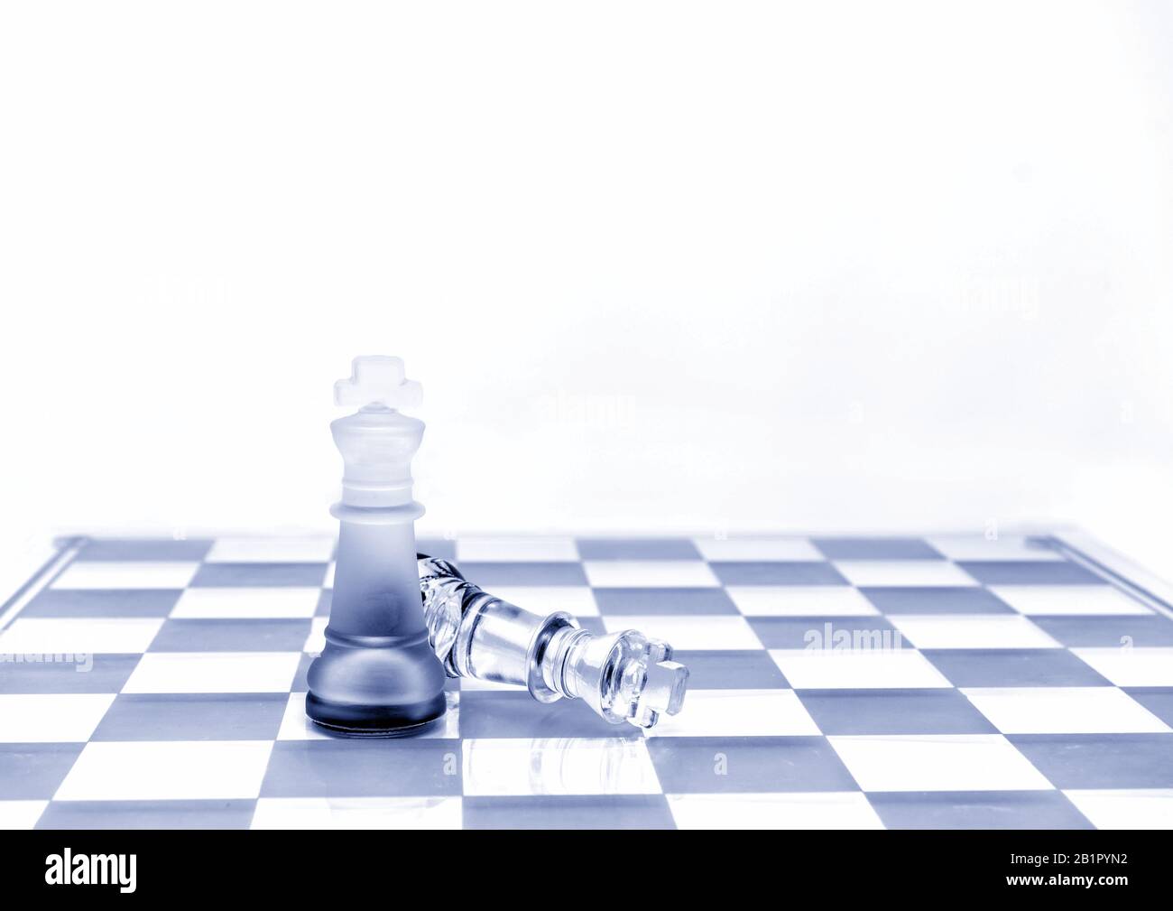 Deux pièces d'échecs King sur un plateau en rouge Banque D'Images