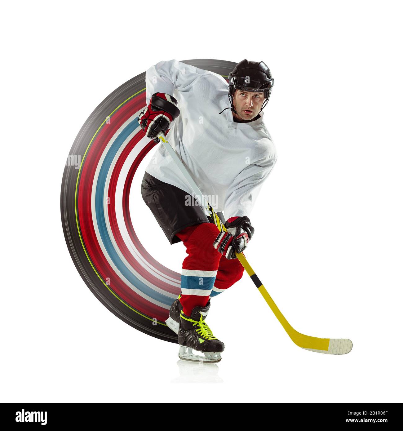 Concept de mouvement, d'action dans le sport. Jeune joueur de hockey masculin avec le bâton sur la cour de glace, fond blanc. Sportif portant un équipement et un casque. Sport, mode de vie sain, mouvement. Conception abstraite. Banque D'Images
