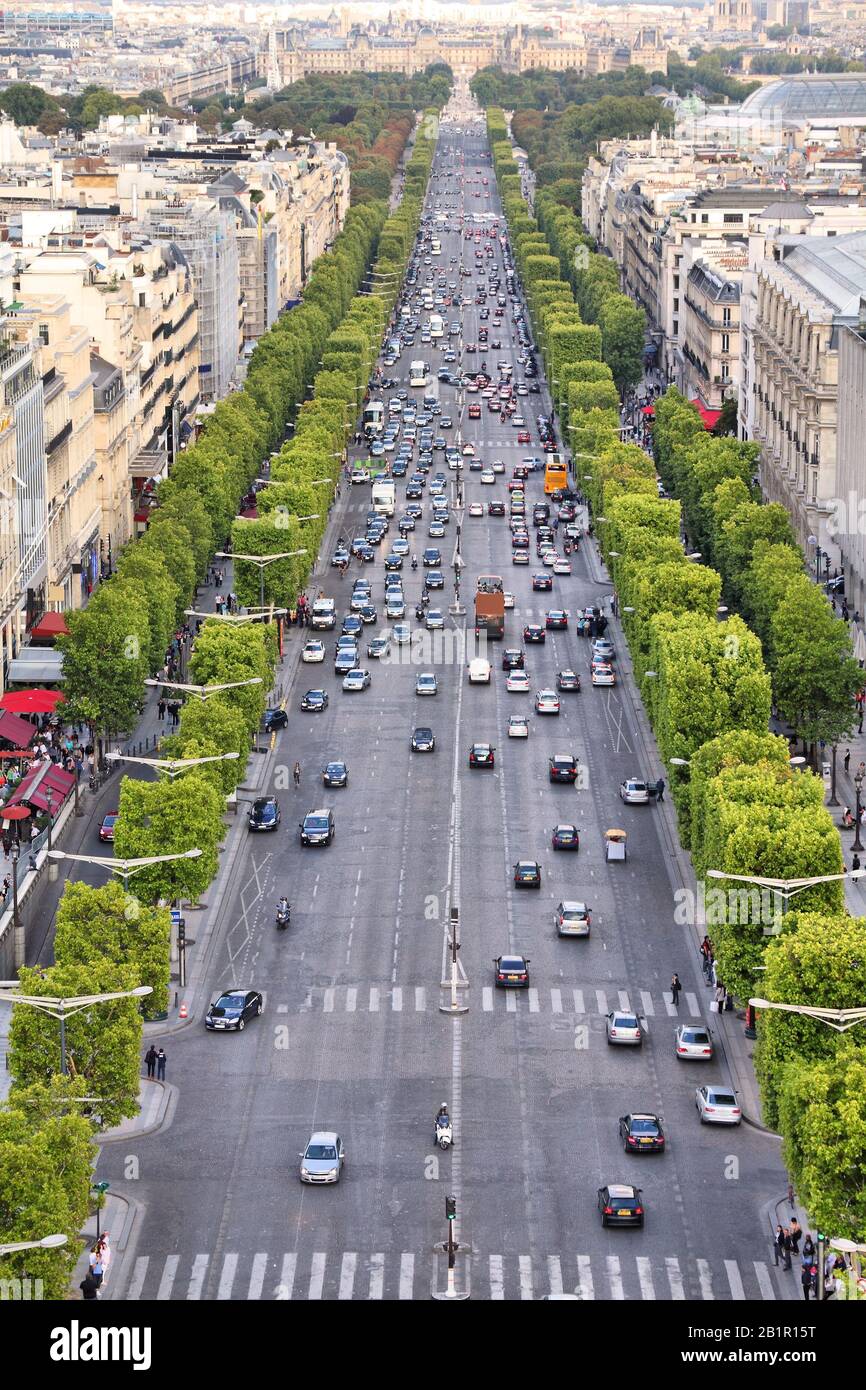 Paris, France - vue aérienne sur la ville avec la rue champs-Elysées. Banque D'Images