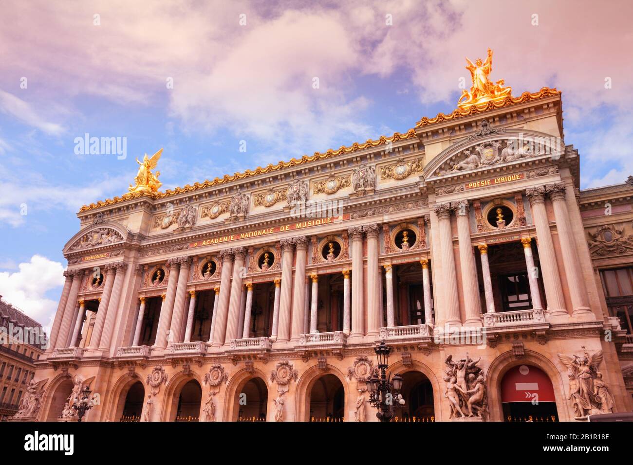 Paris, France - Célèbre Opéra Garnier. Patrimoine Mondial De L'Unesco. Couleurs de style filtrées. Banque D'Images