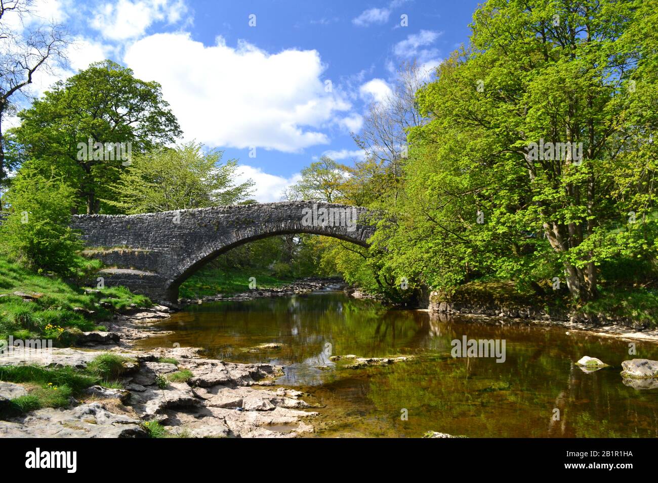 Pont au-dessus de la rivière Ribble dans le Yorkshire de Stainforth en été Banque D'Images