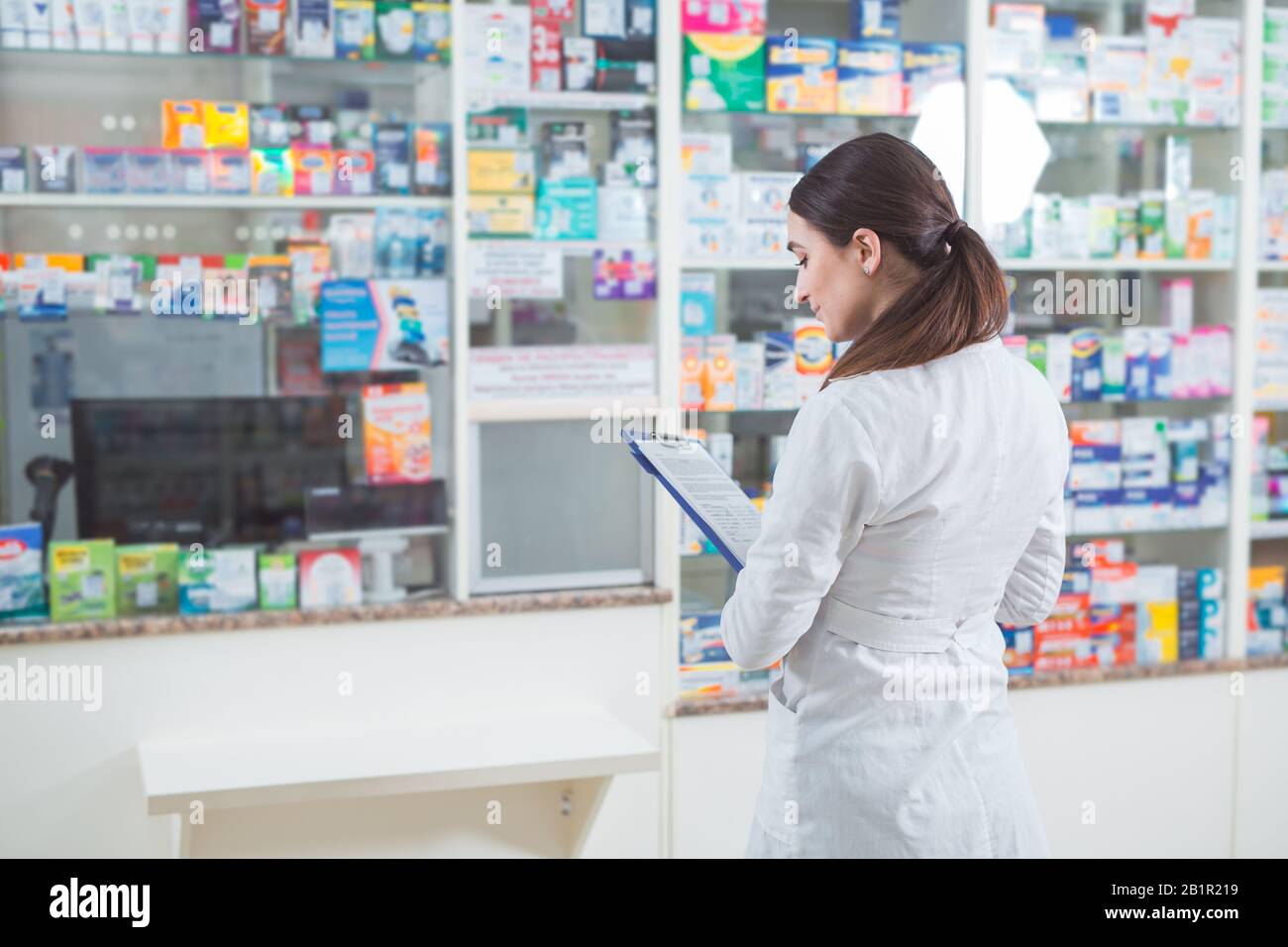 vente de médicaments dans un réseau de vente au détail de pharmacie Banque D'Images
