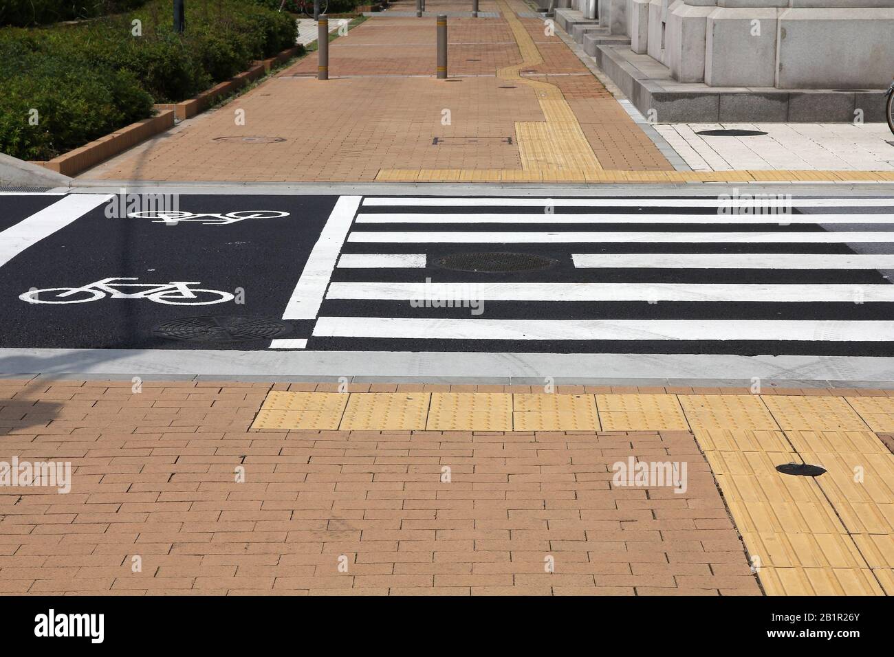 L'infrastructure de transport du Japon - chemin de vélo et passage pour piétons dans la ville de Kobe. Banque D'Images