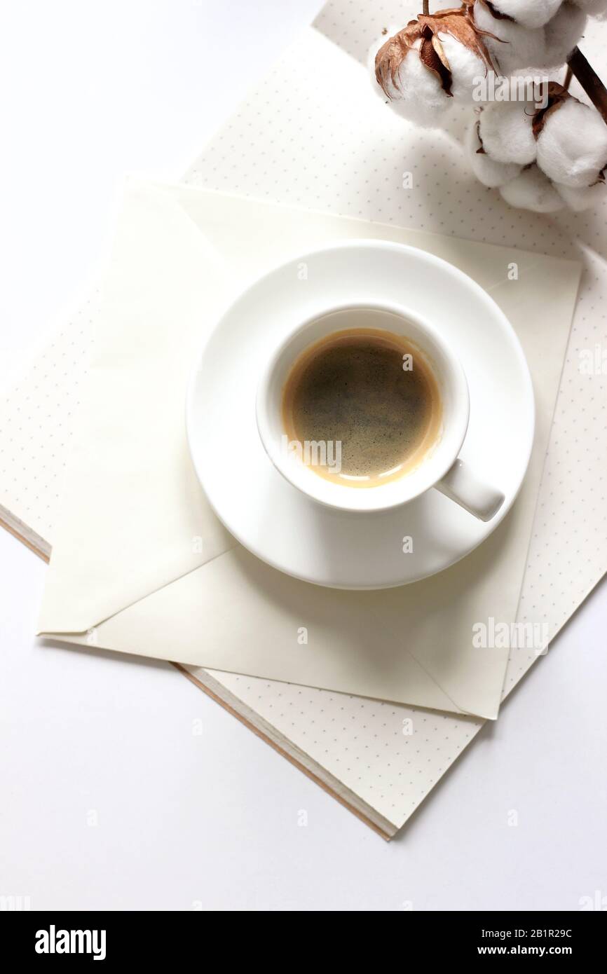 Vue en hauteur de la tasse de café sur un fond blanc Élégant avec espace de copie. Banque D'Images