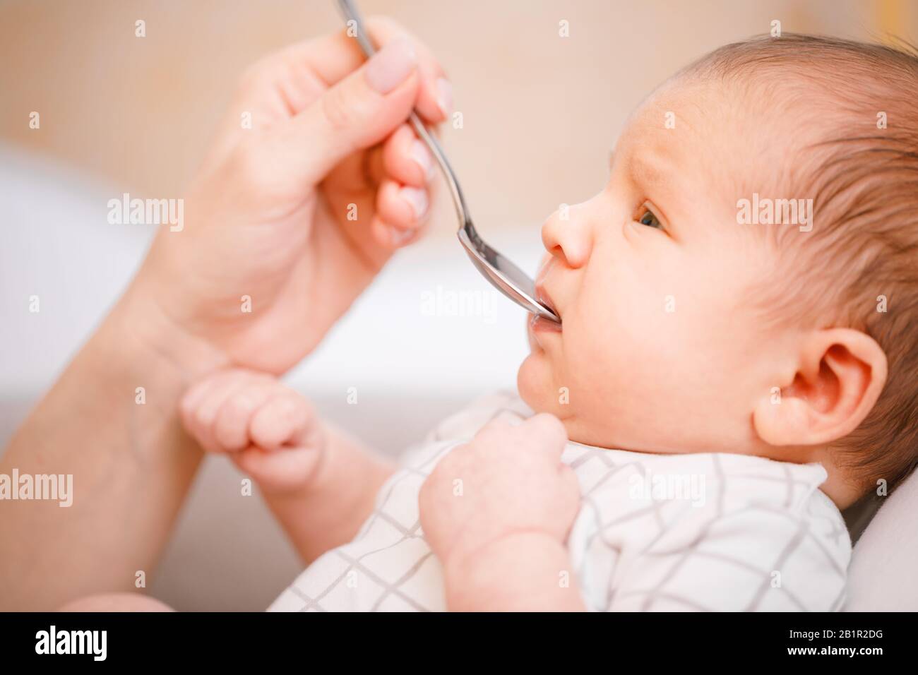Mere Allaiter Bebe Nouveau Ne Avec De La Vitamine Ou De La Medecine Liquide A L Aide D Une Cuillere A Dose Photo Stock Alamy Mere Allaiter Bebe Nouveau Ne Avec De La Vitamine Ou De La Medecine Liquide A L Aide D Une Cuillere A Dose Photo Stock Alamy